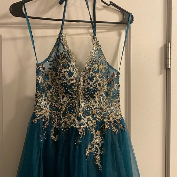 Beautiful formal gown - Picture 3 of 5